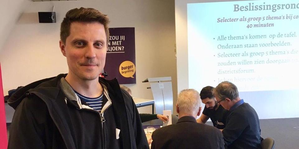 Arduïn Cielen, inwoner van wijk Sint-Andries, doet mee aan de Burgerbegroting en poseert voor de camera.